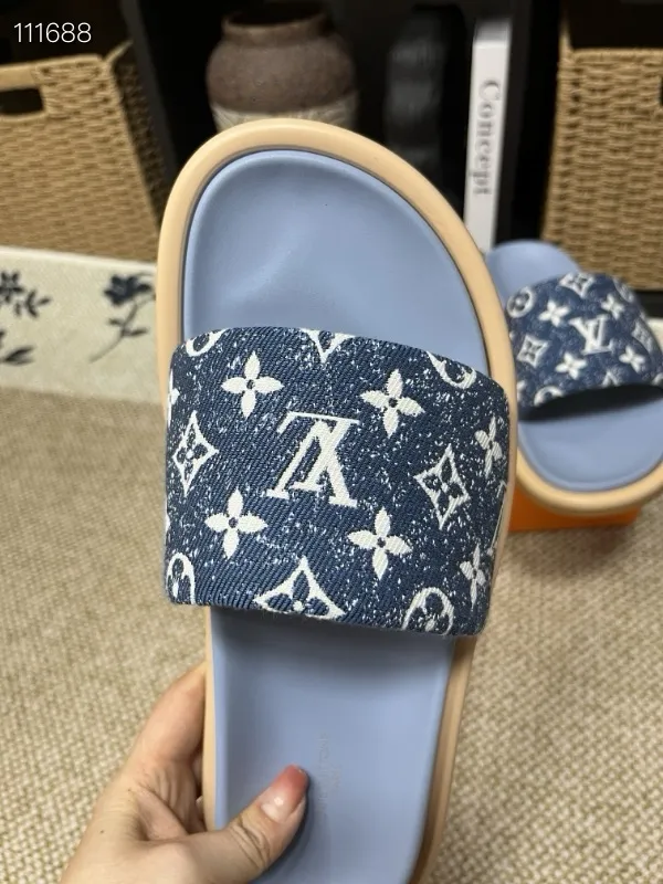 P320💰[New model] Long-term availability, 2025 new model, couple model [LOUlS VUlTTON] comes with drawer box, bag, card, invoice "Louis Vuitton ~ unique modern sandals. 》LV counter purchasing 🏃Men's and women's casual slippers, sold at the same time at the counter, the original old flower material upper is soft and comfortable, (refuses to discolor and rub the feet) sole: original factory special combination original sole, code number: 35--46 4 multiple colors 🉑️ to choose from